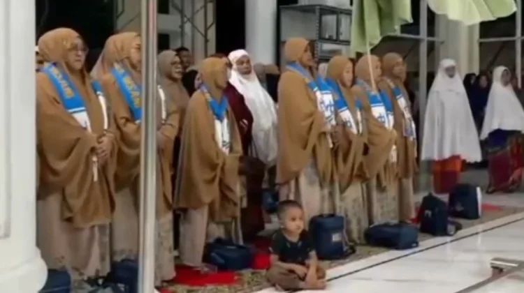 Ratusan Warga Hadiri Pelepasan Jamaah Umrah di Masjid Darul Atiq Jeulikat