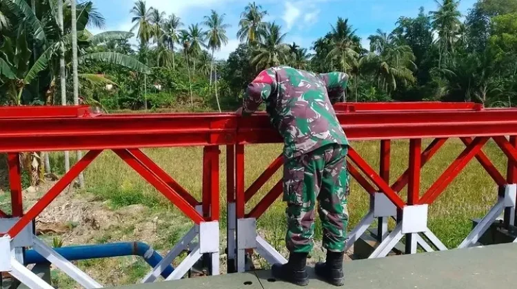 Babinsa Patroli Jembatan Babah Krueng, Pastikan Aktivitas Warga Tetap Lancar