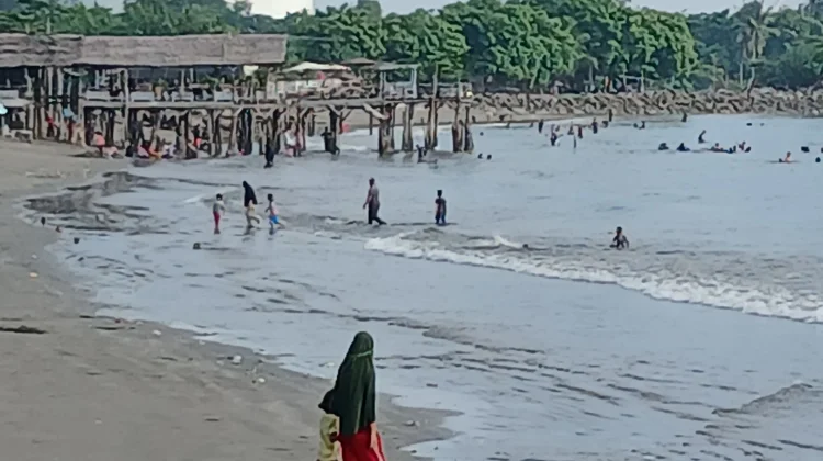 Hari Libur Dimanfaatkan Warga Berkunjung ke Pantai Ujong Blang