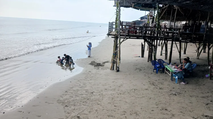 Pantai Ujong Blang Bersih, Wisatawan dari Berbagai Daerah Padati Lokasi Wisata