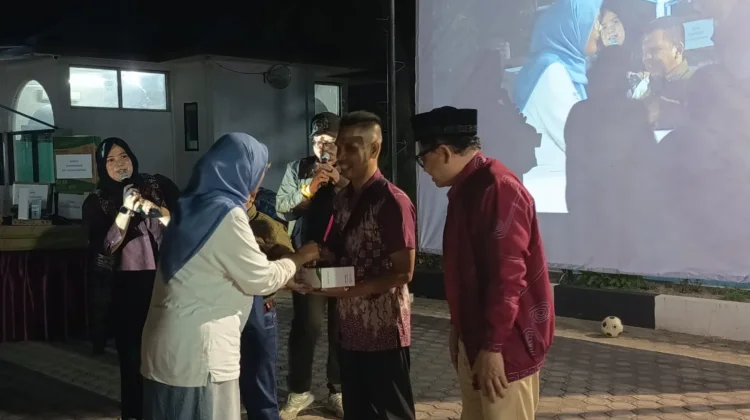 Momen Haru di Nobar Piala Dunia, Dewas RRI Serahkan Radio kepada Pertuni