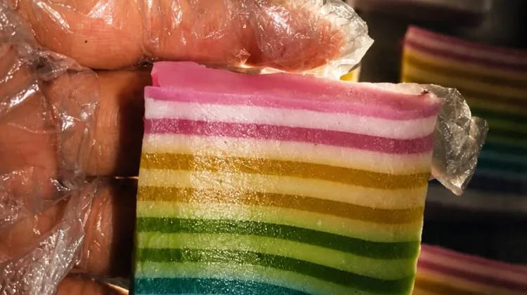 Kue Lapis Rainbow Berpotensi Jadi Peluang Bisnis Menjanjikan