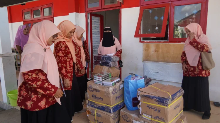 DWP Unimal Salurkan Bantuan untuk Dua Sekolah SD di Sawang