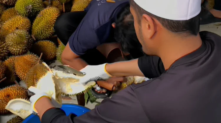 Santri Darul Ulum YPUI Banda Aceh Lestarikan Tradisi Buleukat Drien
