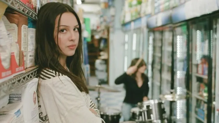 Saat Cinta Terlalu Sulit Dipertahankan: Fenomena di Balik Lagu Less Olivia Rodrigo