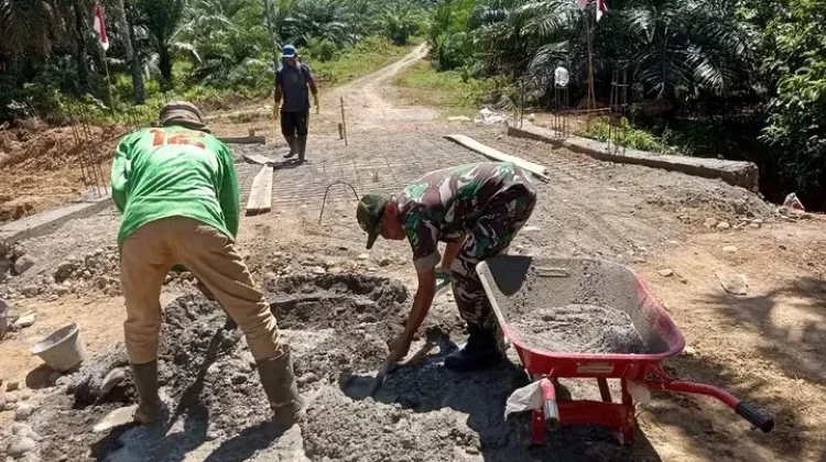 Babinsa Ikut Bantu Demi Jembatan Impian Warga