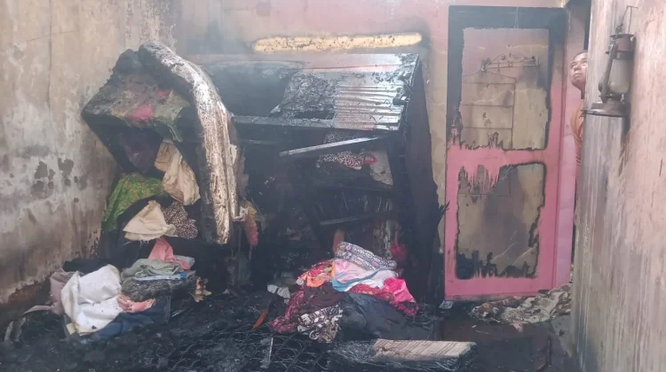 Diduga Korsleting, Rumah Warga Kampung Jawa Terbakar
