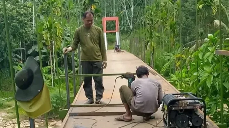 Pengerjaan Jembatan Gantung Perintis di Dusun Lhok Drien Baroh Terus Dipacu