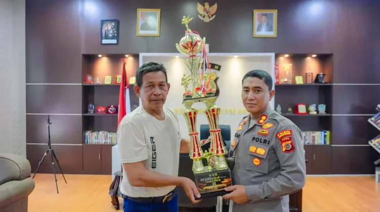 Kapolres Lhokseumawe Terima Trofi Juara Umum II Kejurda FORKI Aceh
