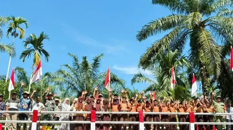 Warga dan TNI Hadirkan Jembatan Harapan di Seureuke