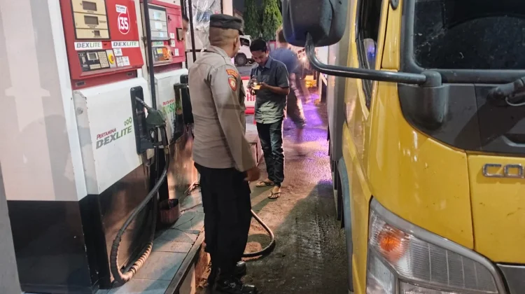 Polisi Tertibkan Antrean di SPBU, Pastikan Pengisian BBM Berjalan Lancar