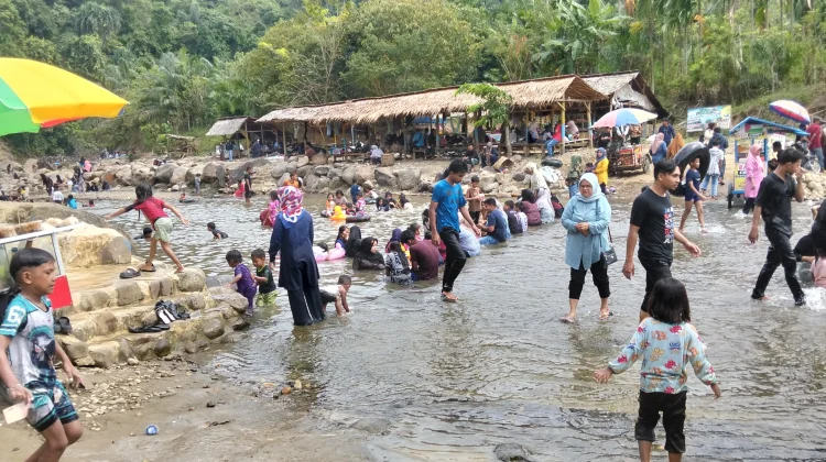 Panorama Lhok Buloh Pikat Wisatawan saat Libur
