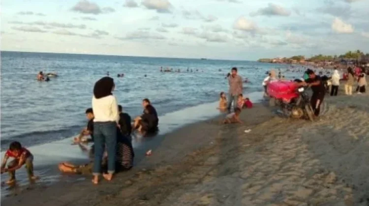 Hari Libur, Pantai Ujong Blang Jadi Pilihan Warga Lhokseumawe