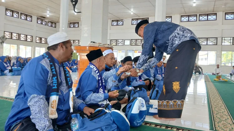 Jamaah Umrah  Bir Ali Tour and Travel Kloter 65 Dipeusijuk di Masjid Jamik Nurul Iman