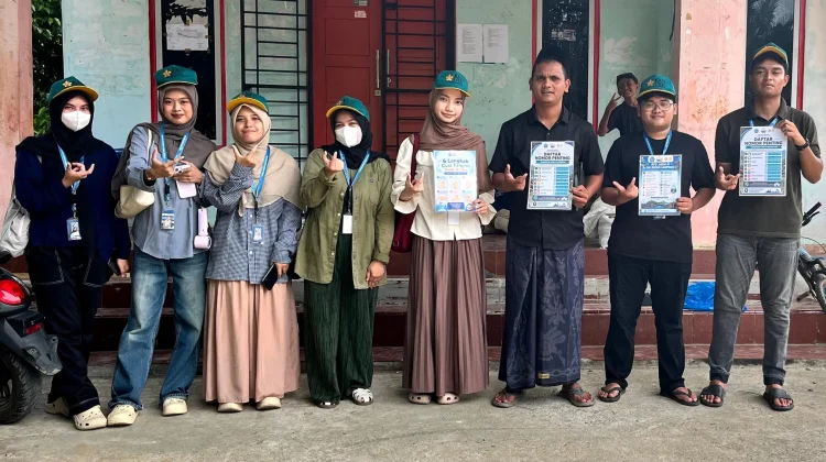 Mahasiswa KKN USK Pasang Poster Edukasi Masyarakat Gampong