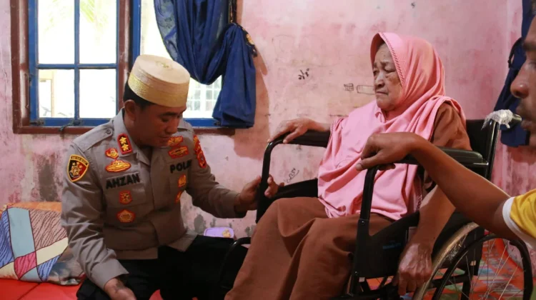 Kapolres Salurkan Kursi Roda dan Santunan kepada Lansia di Ujong Pacu
