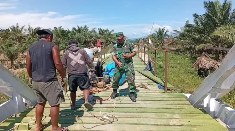 Babinsa Terus Kawal Pembangunan Jembatan Garuda Cot Girek Aceh Utara