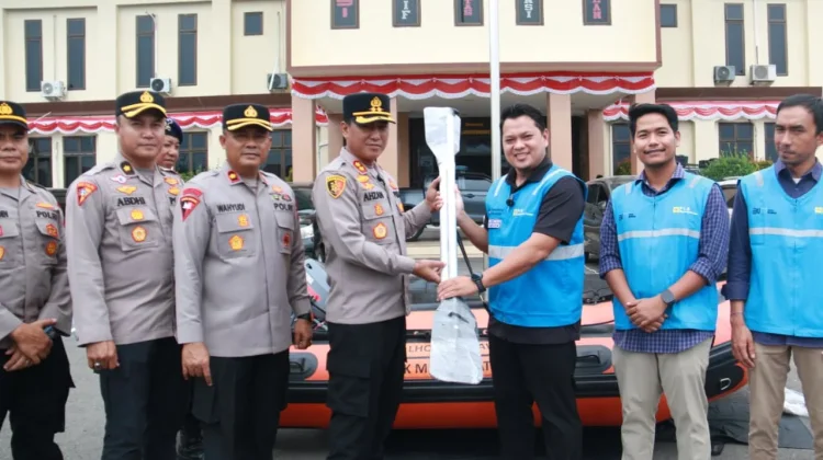 Polres Lhokseumawe Terima Bantuan Perahu Karet dari PLN Nusantara Power Arun