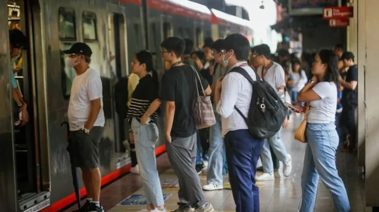 Belajar Bersabar dari Antrean Panjang