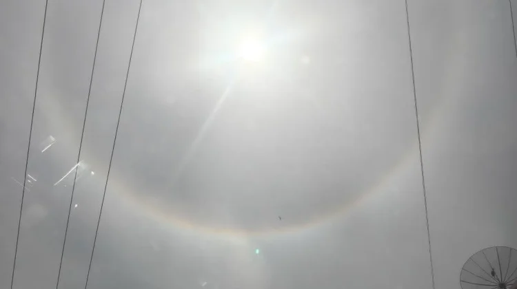 Cincin Halo Matahari Hiasi Langit, Warga Antusias Mengabadikan Momen