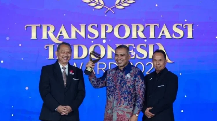 Muzakir Manaf Raih Transportasi Indonesia Award 2026