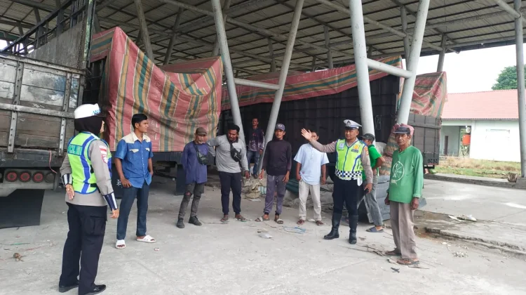 Sambangi Sopir Truk, Satlantas Lhokseumawe Edukasi Keselamatan Berlalu Lintas