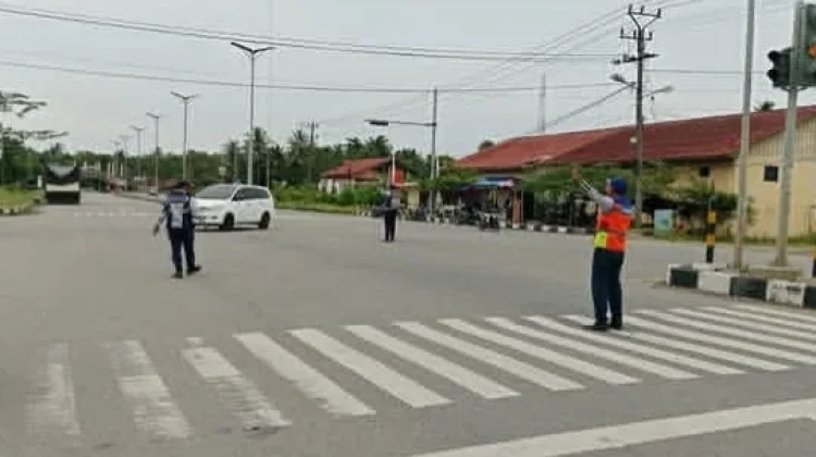 Terima Laporan Camat dan Warga, Dishub Aceh Utara Perbaiki PJU Kota Lhoksukon