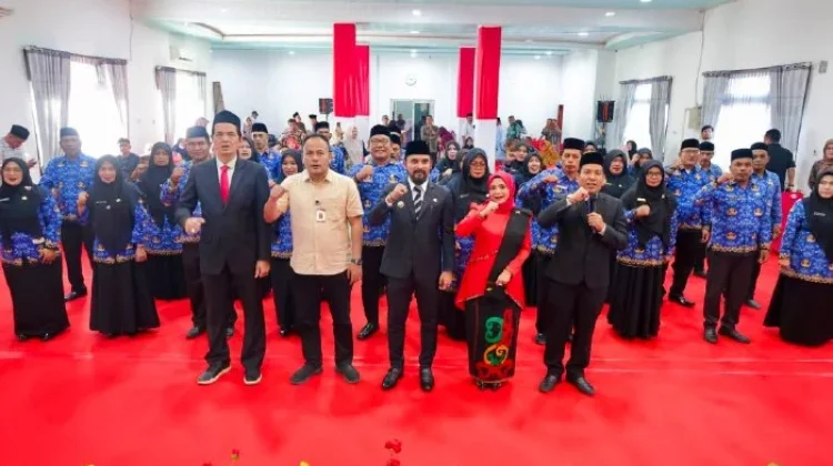 Bupati Al-Farlaky Lantik 21 Kepsek dan 8 Kepala Puskesmas