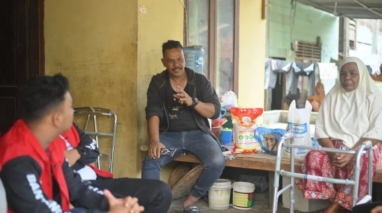 Ketua BMI Pidie Serahkan Bantuan Tongkat Kaki untuk Warga Grong-Grong