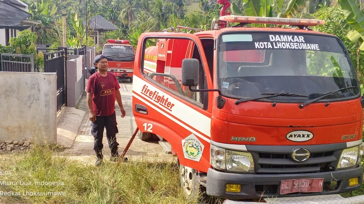 Damkar Lhokseumawe Padamkan Kebakaran Lahan di Paloh Pineng