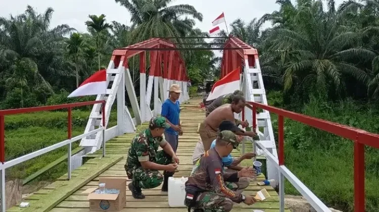 Babinsa dan Warga Cot Girek Rampungkan Jembatan