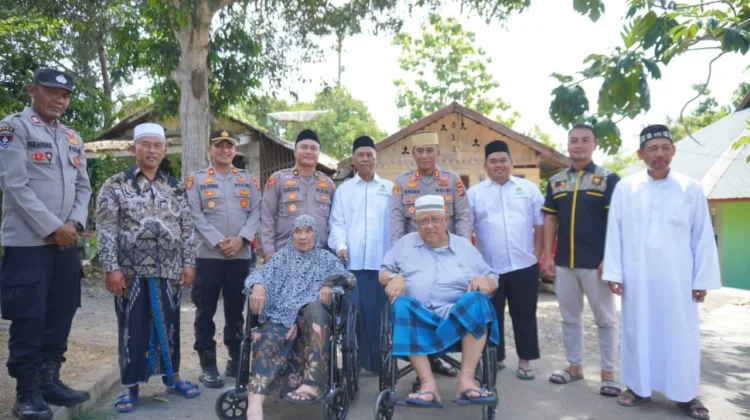 Kapolres Lhokseumawe Serahkan Kursi Roda kepada Dua Lansia