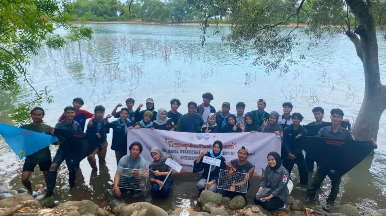 Mahasiswa Unimal Gelar Aksi Transplantasi Lamun, Jaga Ekosistem Pesisir Rancong