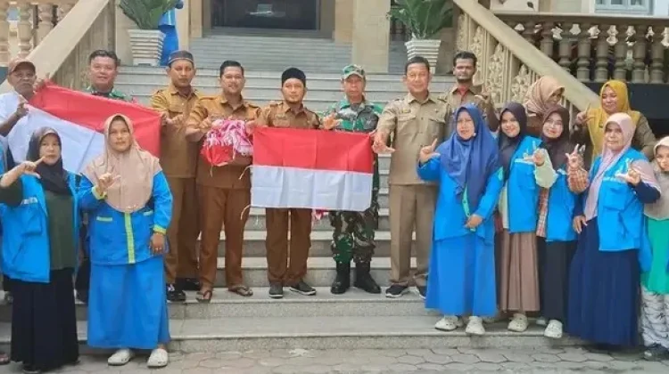 Babinsa dan pengurus Masjid Islamic Center Pasang Bendera Merah Putih
