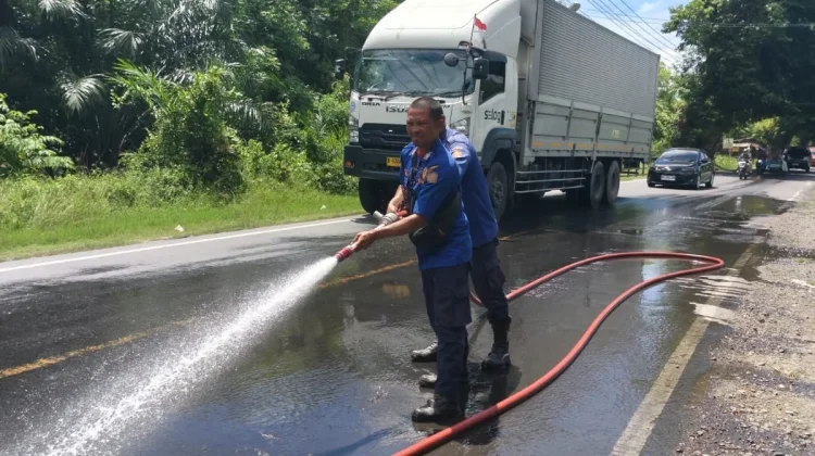 Damkar Lhokseumawe Tangani Tumpahan Oli di Jalan Nasional