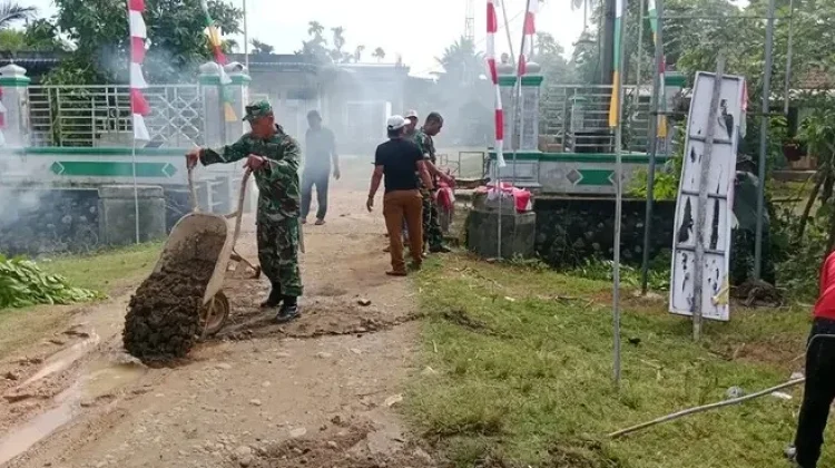 Sambut HUT RI Ke-81, TNI Bersama Masyarakat Gelar Gotong Royong