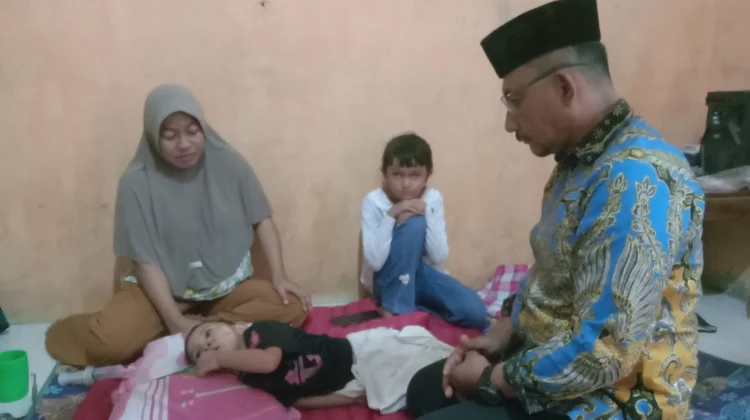 Haji Uma Jenguk Balita asal Aceh Utara yang Jalani 7 Kali Operasi Pasca laka Lantas