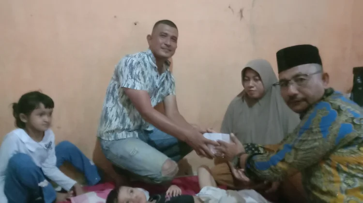 Haji Uma Jenguk Balita asal Aceh Utara yang Jalani 7 Kali Operasi Pasca laka Lantas