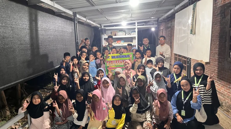 Tim Kuliah Pengabdian Masyarakat UIN Sultanah Nahrasiyah Latih Public Speaking