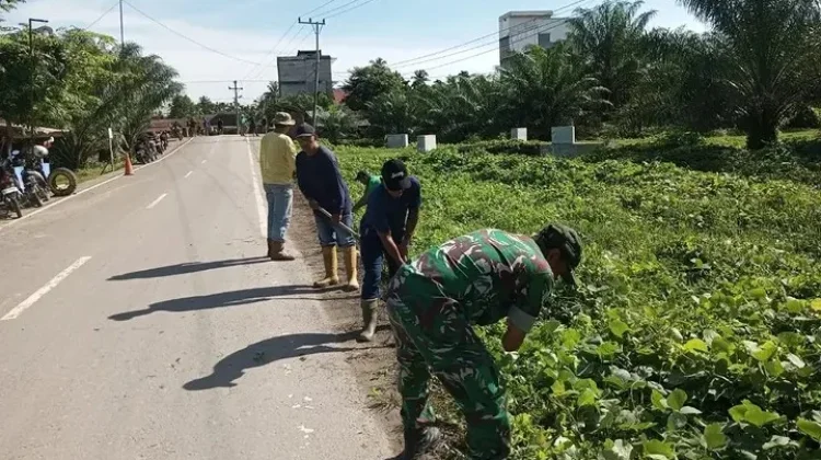Warga Cot Girek Bersama Babinsa Bersihkan Desa Sambut Hut Ri Ke-81