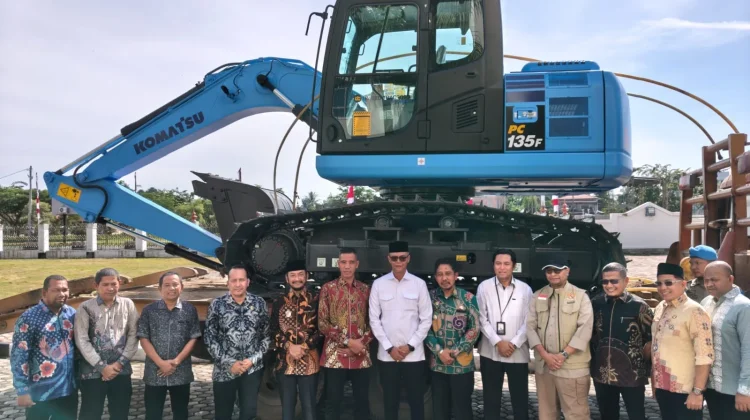 KKP Serahkan Ekskavator Pemulihan Pascabencana di Aceh Utara