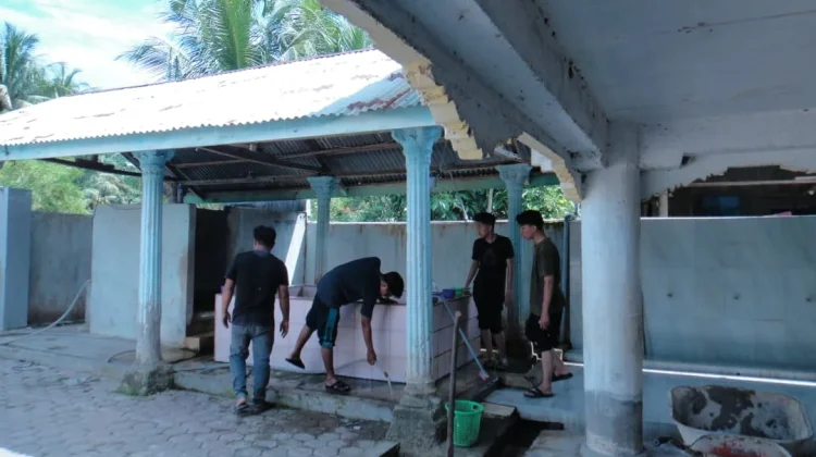 Mahasiswa KKN 43 Unimal Gotong Royong Bersihkan Meunasah Gampong Keureusek