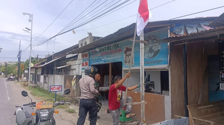 Polsek Banda Sakti Bersama Koramil 16 Ajak Warga Kibarkan Merah Putih jelang HUT RI