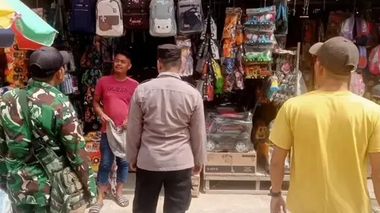 Babinsa Himbau Warga Kibarkan Merah Putih, Sambut HUT RI ke-81