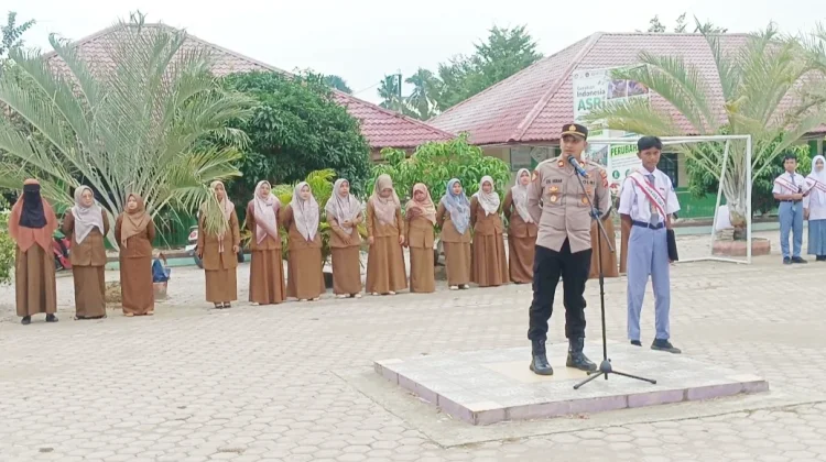 Jadi Pembina Upacara, Kapolsek Ajak Pelajar Jauhi Narkoba dan Judi Online