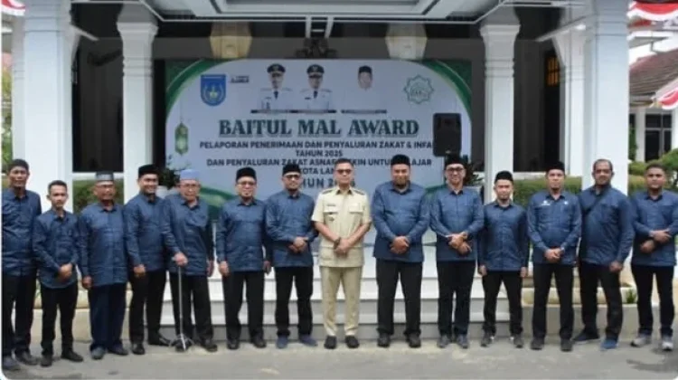 Wali Kota Langsa Serahkan Baitul Mal Award dan Zakat bagi Pelajar