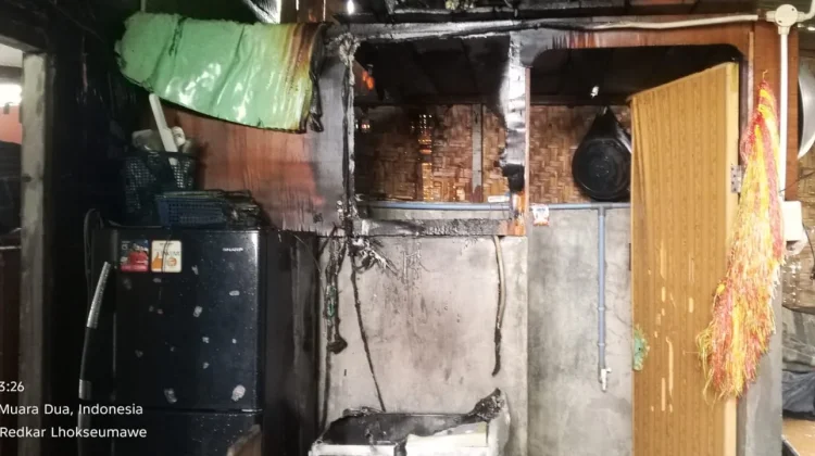 Dapur Rumah Warga Terbakar, Damkar Lhokseumawe Bergerak Cepat