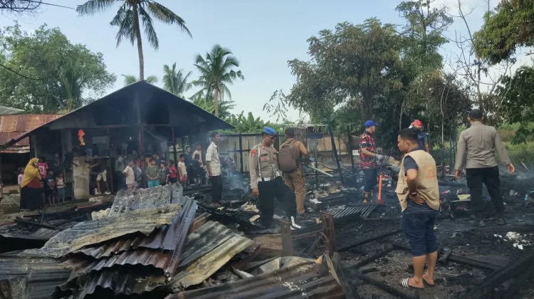 Dua Rumah Kayu di Uteun Bayi Lhokseumawe Terbakar