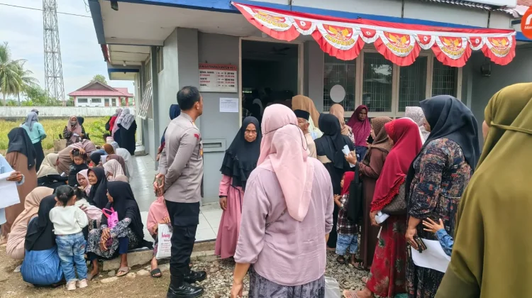 Kapolsek Samudera Kawal Penyaluran Bantuan Banjir untuk Warga