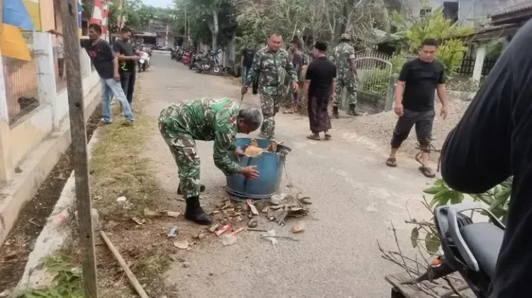 Sambut HUT RI ke-81, Personel Posramil dan Warga Bersihkan Jalan Keude Lapang
